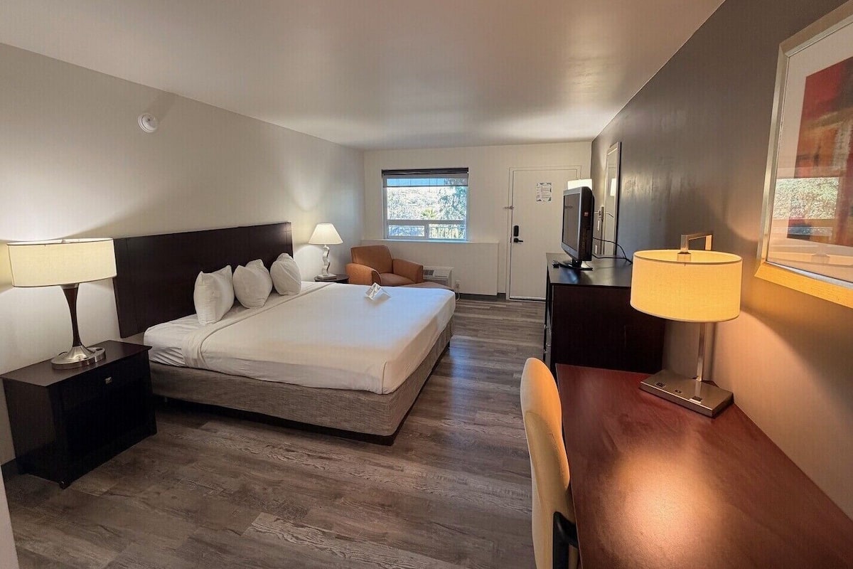 Standard-huone, 1 suuri parisänky, tupakointi kielletty | Työpöytä, silitysrauta/-lauta, vuodevaatteet, herätyskellot