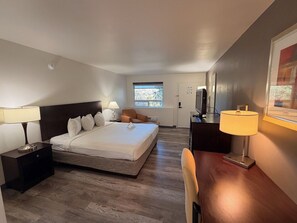 Habitación estándar, 1 cama King size, para no fumadores | Espacio para trabajar con laptop y tabla de planchar con plancha 