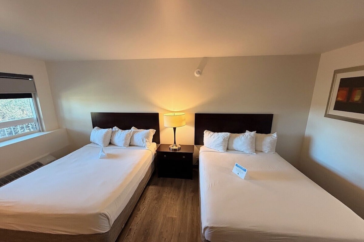 Standard-huone, 2 keskisuurta parisänkyä, tupakointi kielletty | Työpöytä, silitysrauta/-lauta, vuodevaatteet, herätyskellot