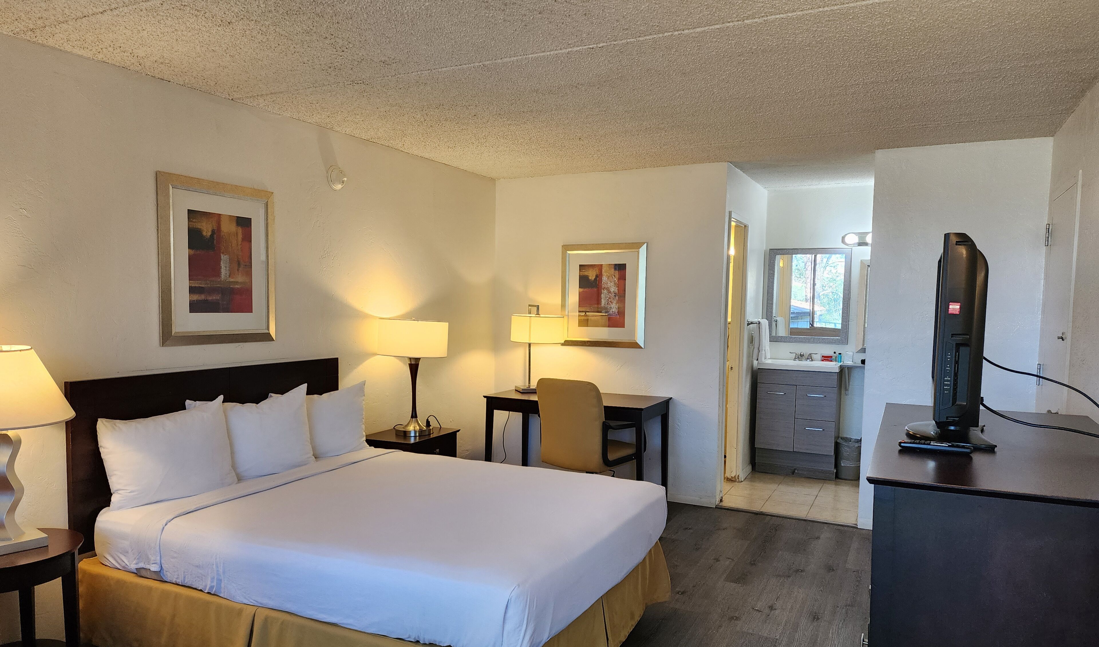 مكتب ومكواة/لوح كي وملاءات أسرّة ومُنبهات