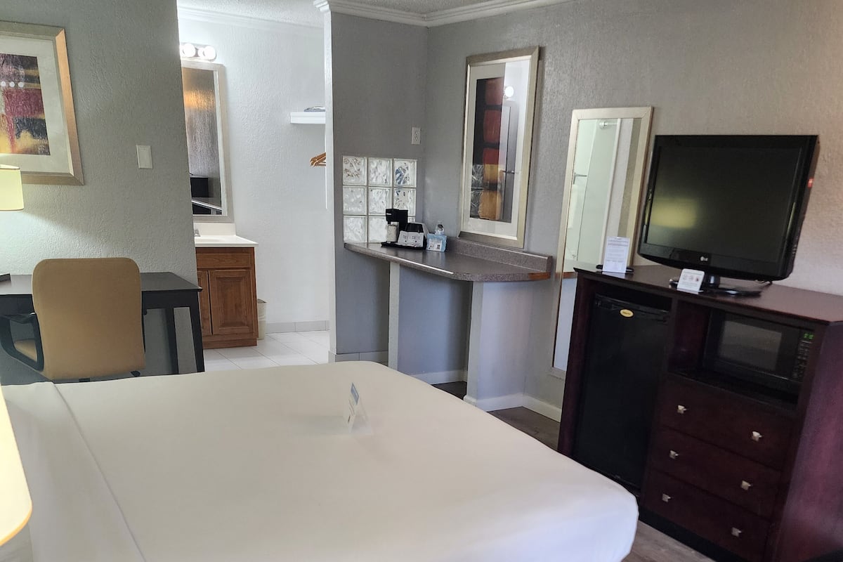 Standard Room, 1 King Bed, Non Smoking | Desk, iron/ironing board, bed sheets, alarm clocks