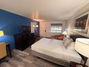 Habitación estándar, 1 cama Queen size, para no fumadores | Baño | Tina con regadera, amenidades de baño gratuitas, secadora de cabello 
