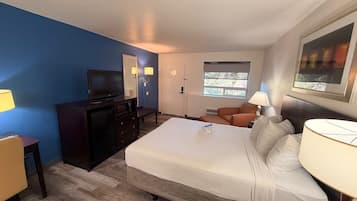 Bureau, fer et planche à repasser, draps fournis, réveils