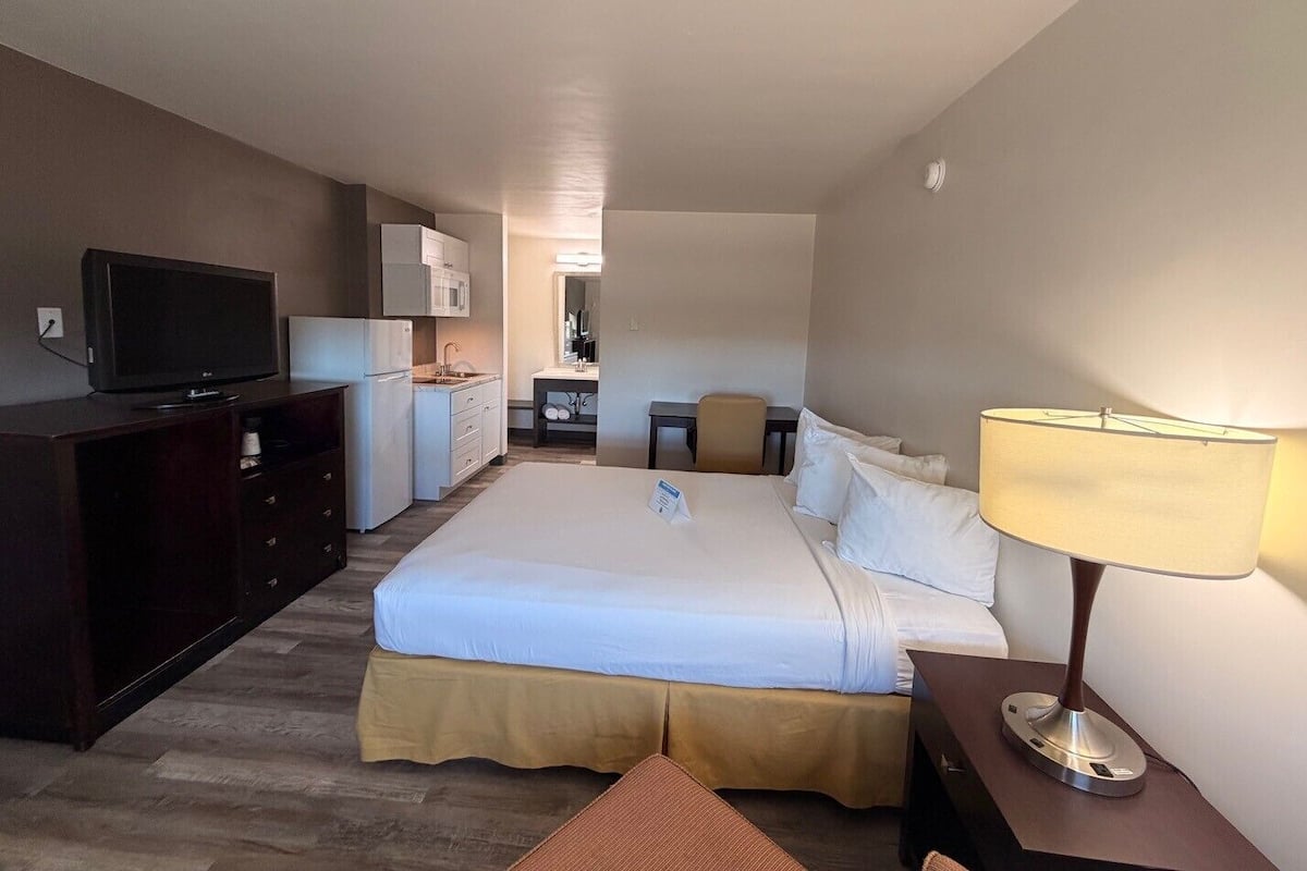 Tavanomainen studio | Työpöytä, silitysrauta/-lauta, vuodevaatteet, herätyskellot