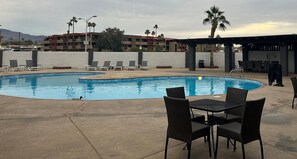 Una piscina al aire libre, cabañas de piscina gratuitas, sombrillas