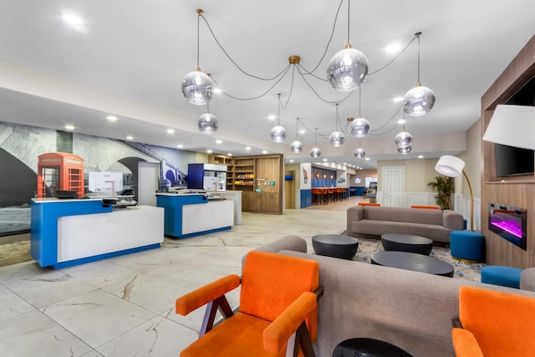 Un moderno vestíbulo de hotel con mostrador de recepción, zona de estar y bar.