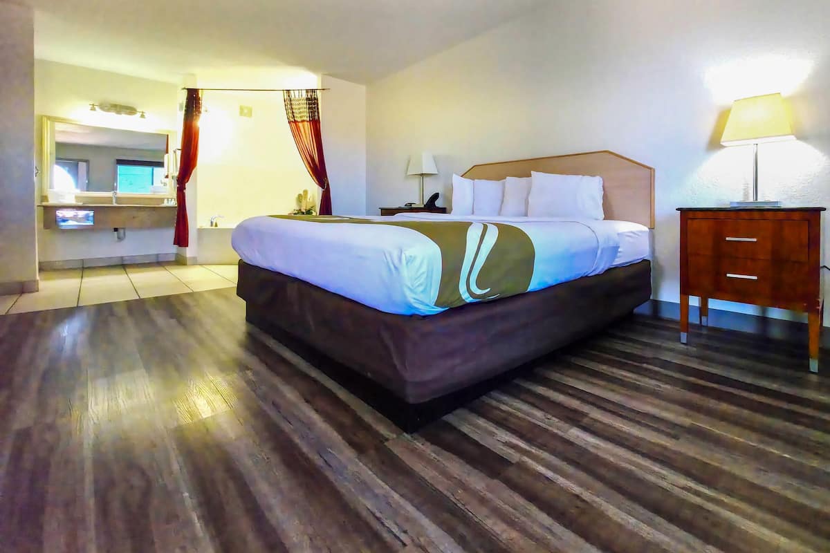 Suite, 1 King-Bett und Schlafsofa, Nichtraucher | Hochwertige Bettwaren, Pillowtop-Betten, individuell dekoriert