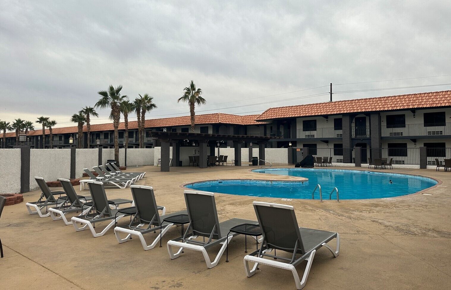 Piscina externa, funciona das 7h às 23h, espreguiçadeiras