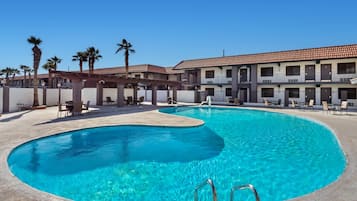 Außenpool, geöffnet von 07:00 Uhr bis 23:00 Uhr, Liegestühle