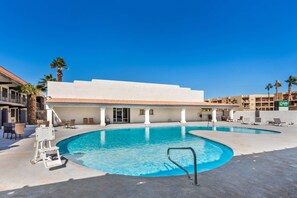 야외 수영장, 07:00 ~ 23:00 오픈, 일광욕 의자