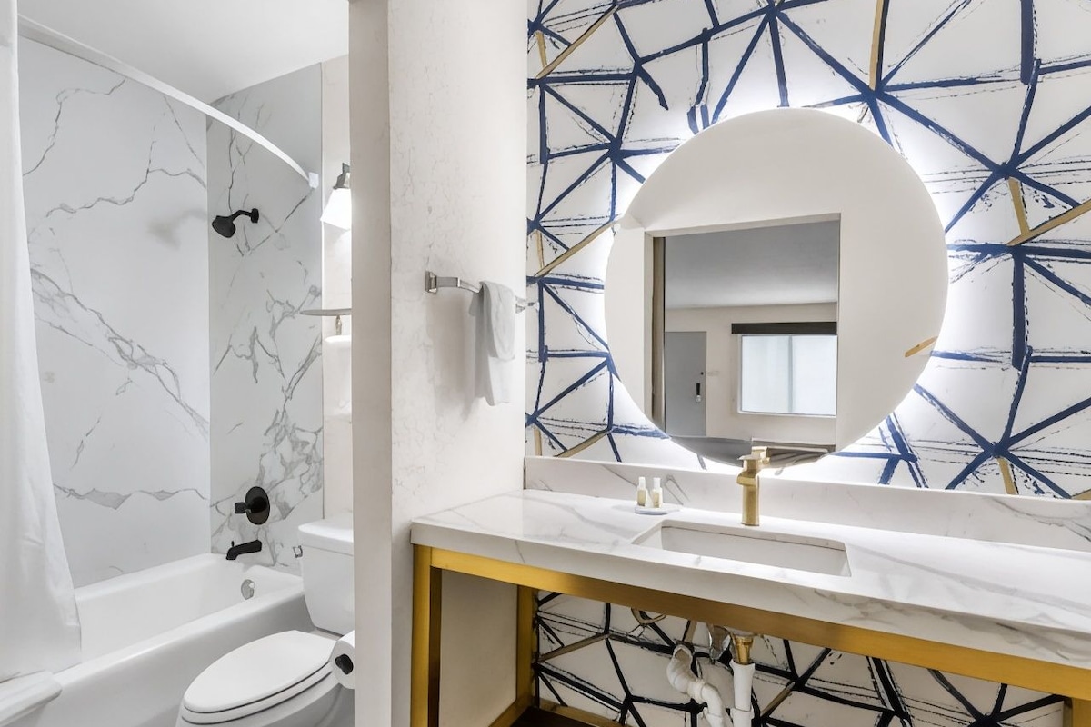 Baño | Tina con regadera, tina profunda, amenidades de baño gratuitas