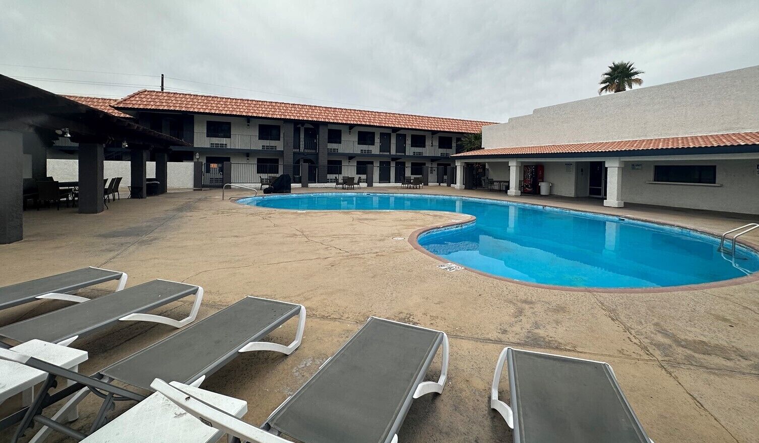 屋外プール、営業時間 7:00 ～ 23:00、サンラウンジャー