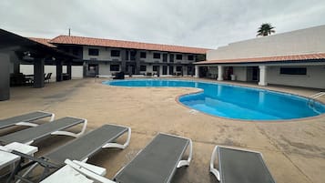 Hồ bơi ngoài trời, mở cửa từ 7:00 đến 23:00, ghế dài tắm nắng