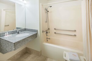 Bañera con ducha, secador de pelo, toallas
