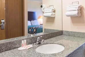 Combined shower/bathtub, hair dryer, towels