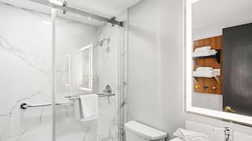 Standard Room, 1 Queen Bed | Bathroom