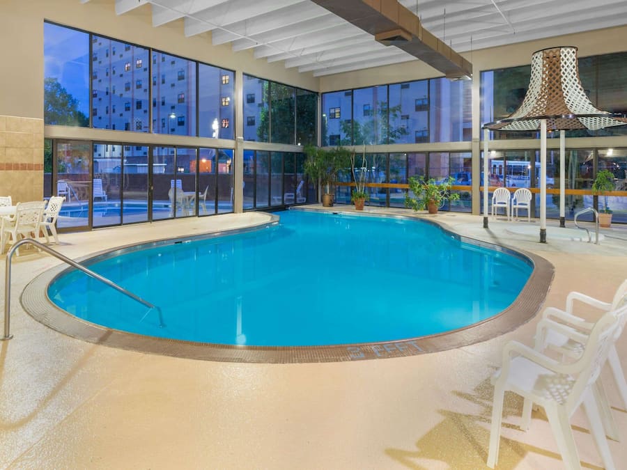 室内游泳池,室外游泳池,09:00 至 21:00 开放,日光浴躺椅