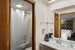 Combined shower/bathtub, free toiletries, towels - Knights Inn Ashland (Ashland)