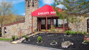 A stone building with a red awning labeled "Knights Inn." - Knights Inn Ashland (Ashland)