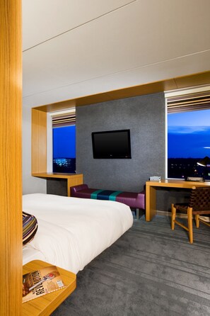 أغطية فراش متميزة وخزنة داخل الغرفة ومكتب وستائر تعتيم