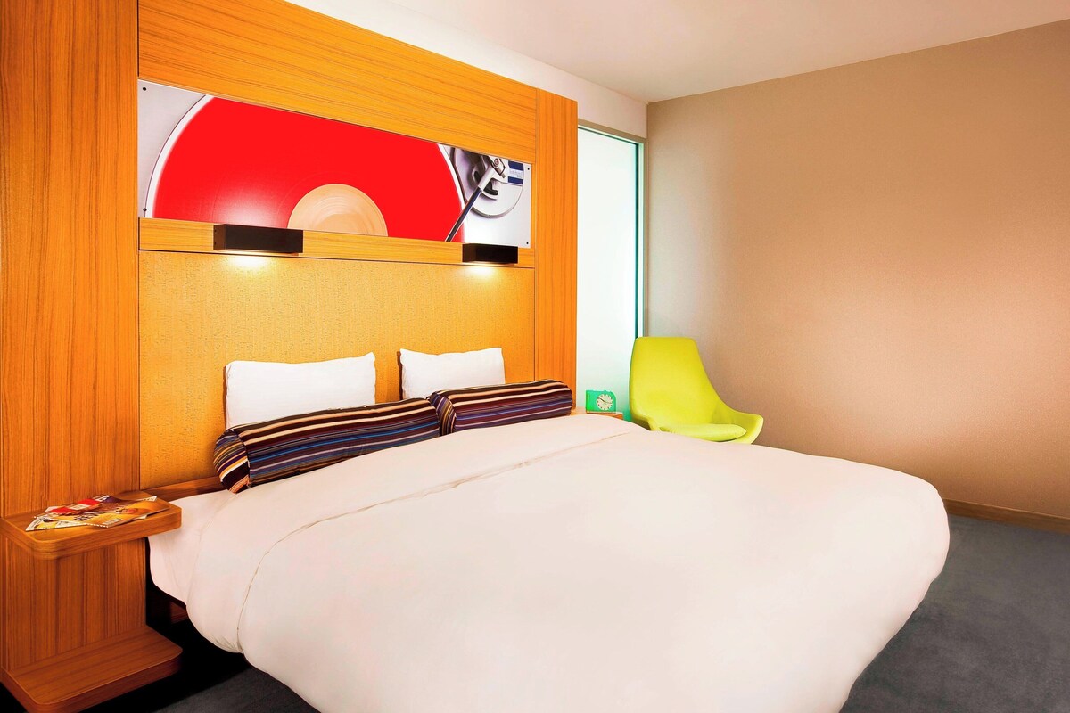 Peralatan tempat tidur premium, peti besi dalam bilik, meja 