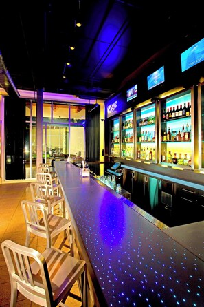 2 bars/lounges, lobby lounge