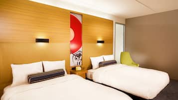 Habitación de hotel con dos camas, cabecero de madera, una obra de arte abstracta roja, una silla verde y una mesita con un reloj.
