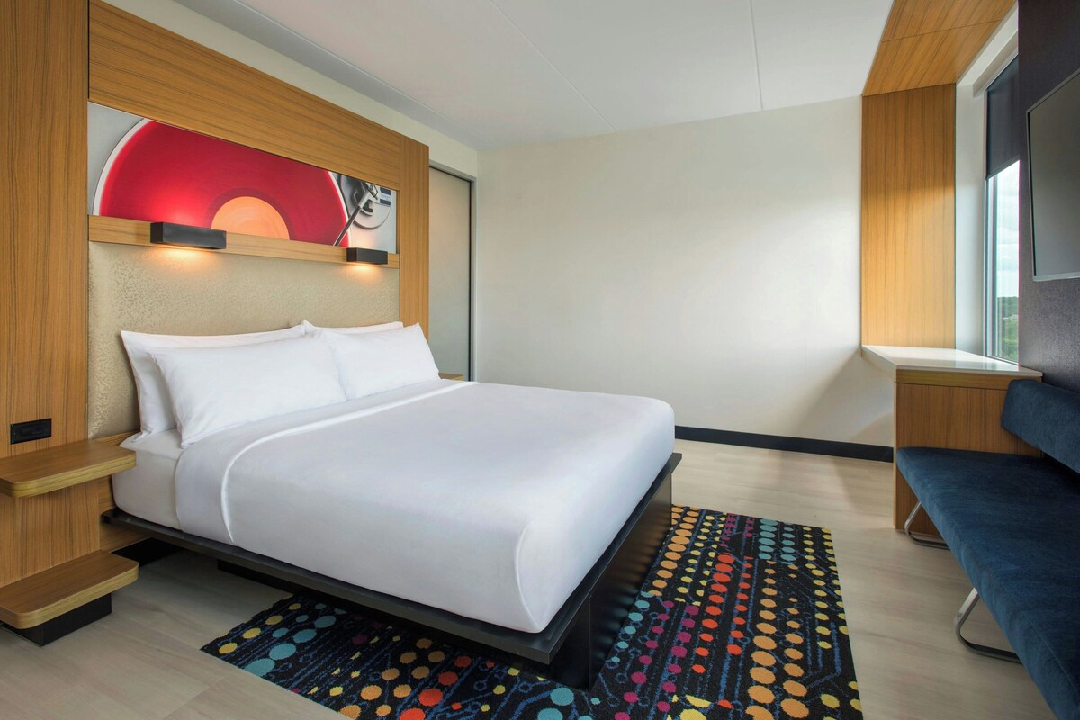 Peralatan tempat tidur premium, peti besi dalam bilik, meja 