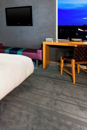 Room, 1 King Bed | Premium bedding, in-room safe, desk, blackout drapes