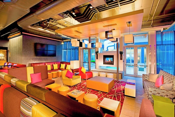2 bars/lounges, lobby lounge