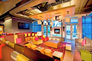 2 bars/lounges, lobby lounge