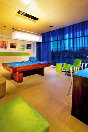 2 bars/lounges, lobby lounge