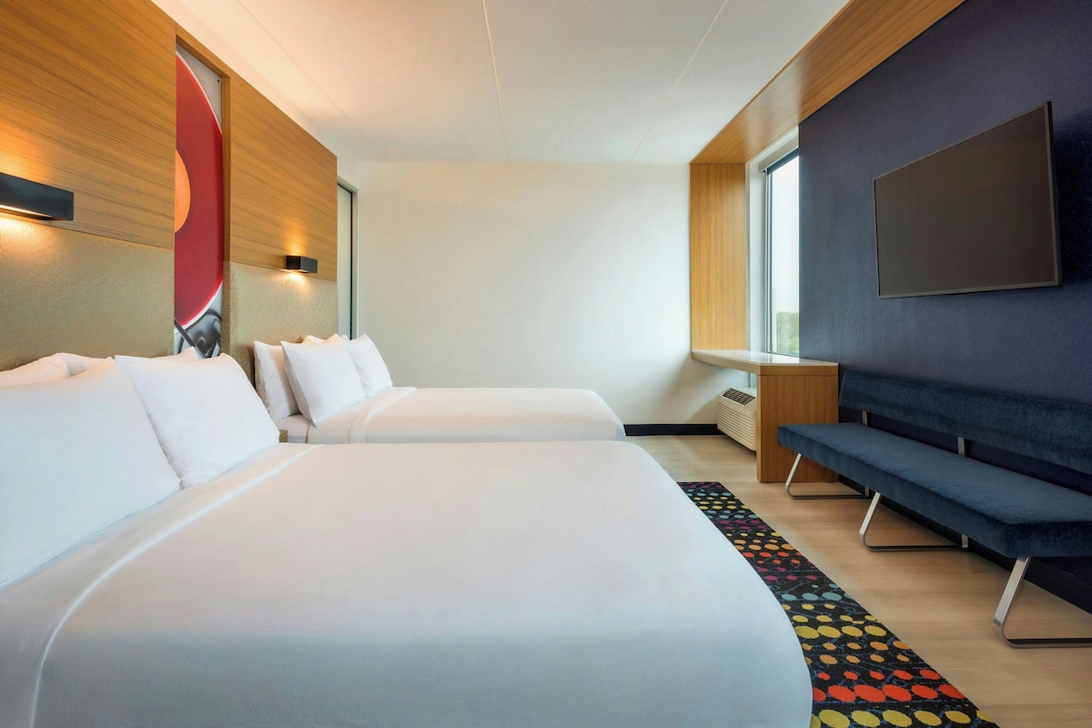 Peralatan tempat tidur premium, peti besi dalam bilik, meja 