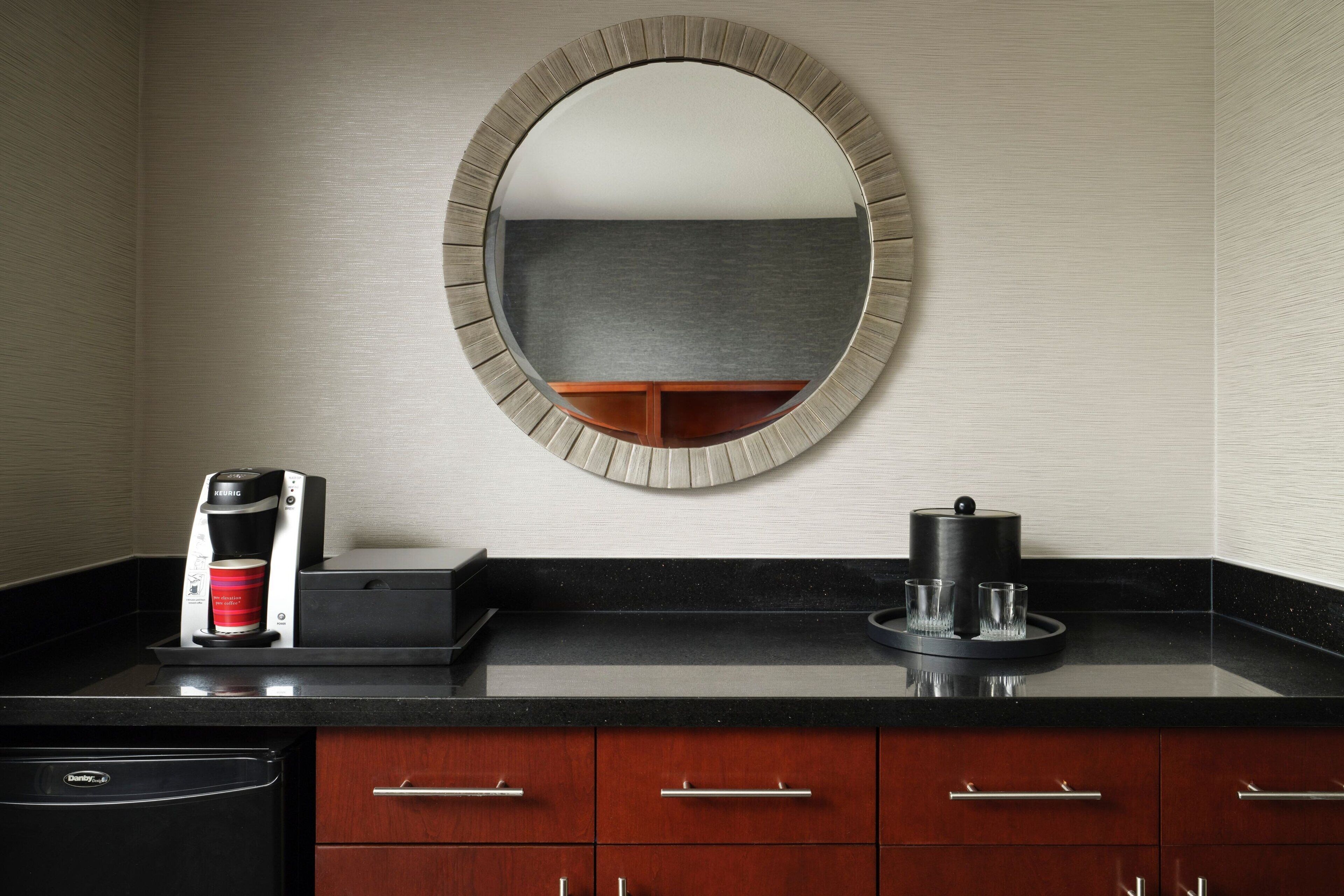 executive suite, 1 bedroom, non smoking | bar (on property)