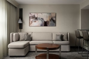 Presidentiële suite, 1 slaapkamer | Woonruimte | Een 55-inch lcd-televisie met kabelzenders en een televisie