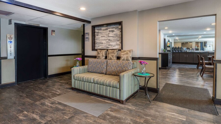 Travelodge by Wyndham Brooklyn Center