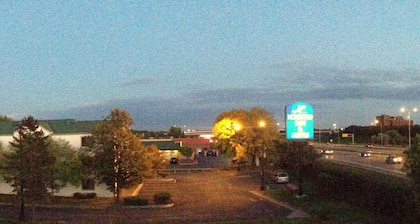 Travelodge by Wyndham Brooklyn Center