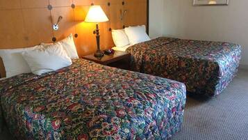 Escrivaninha, espaço de trabalho para notebook, cortinas blackout