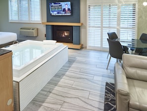 Signature-Suite | Hochwertige Bettwaren, Pillowtop-Betten, Zimmersafe, Schreibtisch