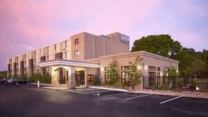 Un hotel de diseño moderno, con entrada cubierta y estacionamiento.