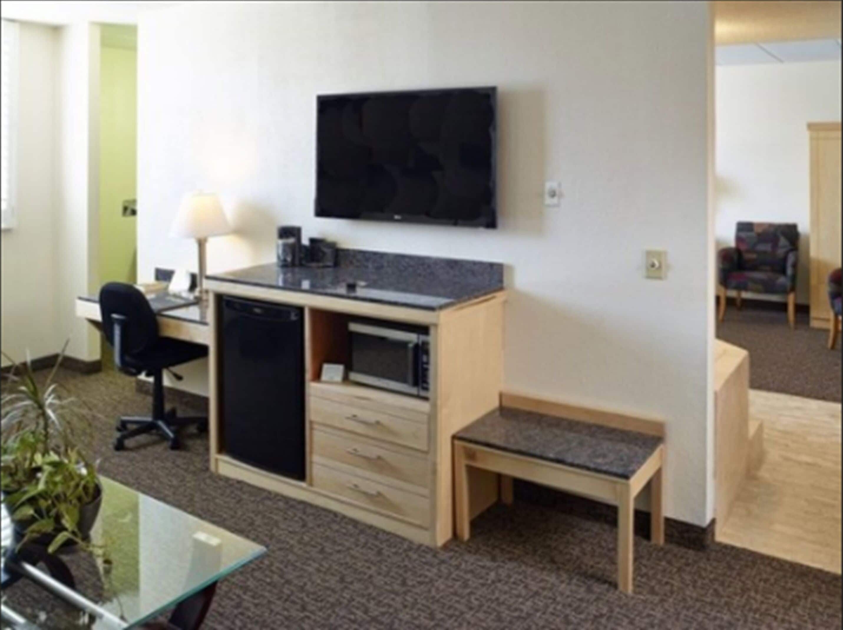 suite, 1 king bed, non smoking (jacuzzi) | room amenity