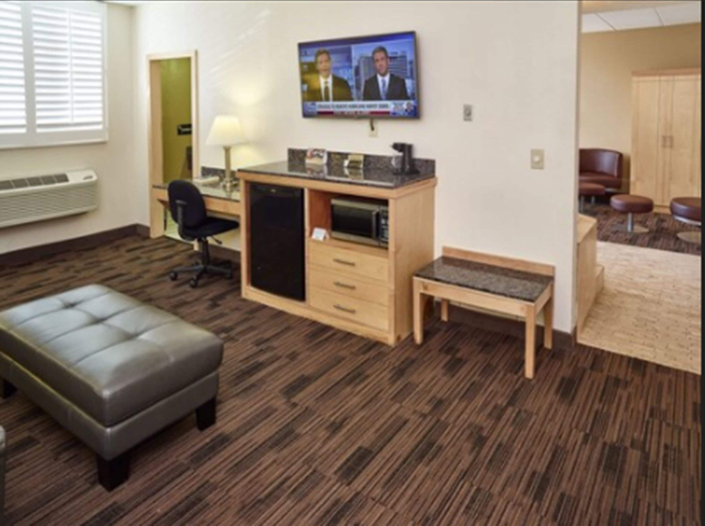 suite, 1 king bed, non smoking (jacuzzi) | premium bedding, pillow-top beds, in-room safe, desk