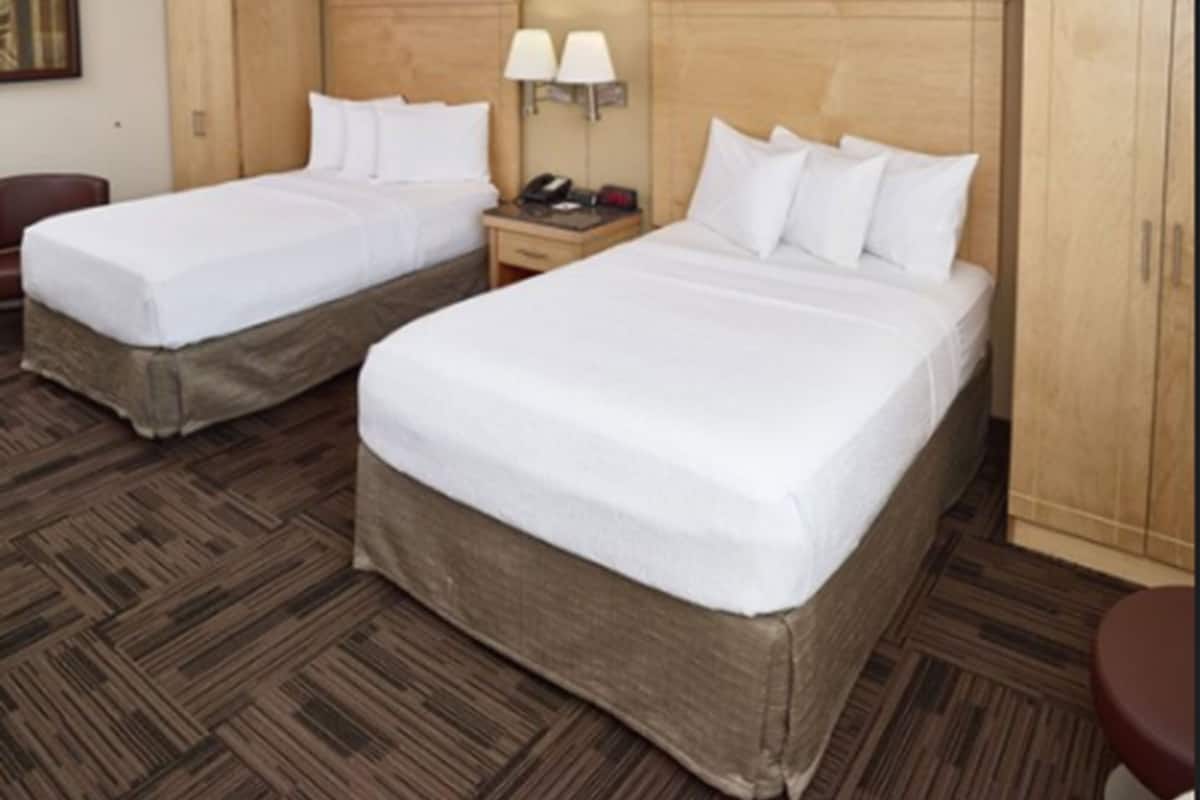 Hochwertige Bettwaren, Pillowtop-Betten, Zimmersafe, Schreibtisch