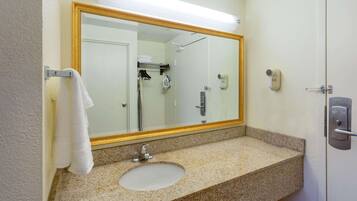 Ensemble douche/baignoire, articles de toilette gratuits, sĂšche-cheveux