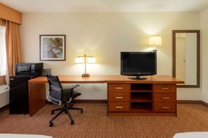 Premium bedding, desk, iron/ironing board, free cots/infant beds - La Quinta Inn by Wyndham Minneapolis Airport Bloomington (Bloomington)