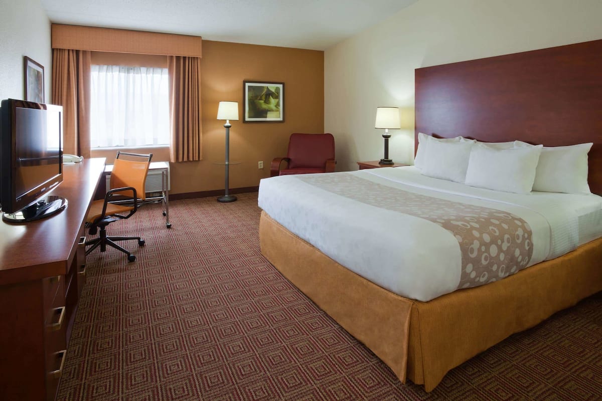 Room, 1 King Bed, Non Smoking | Premium bedding, desk, iron/ironing board, free cots/infant beds