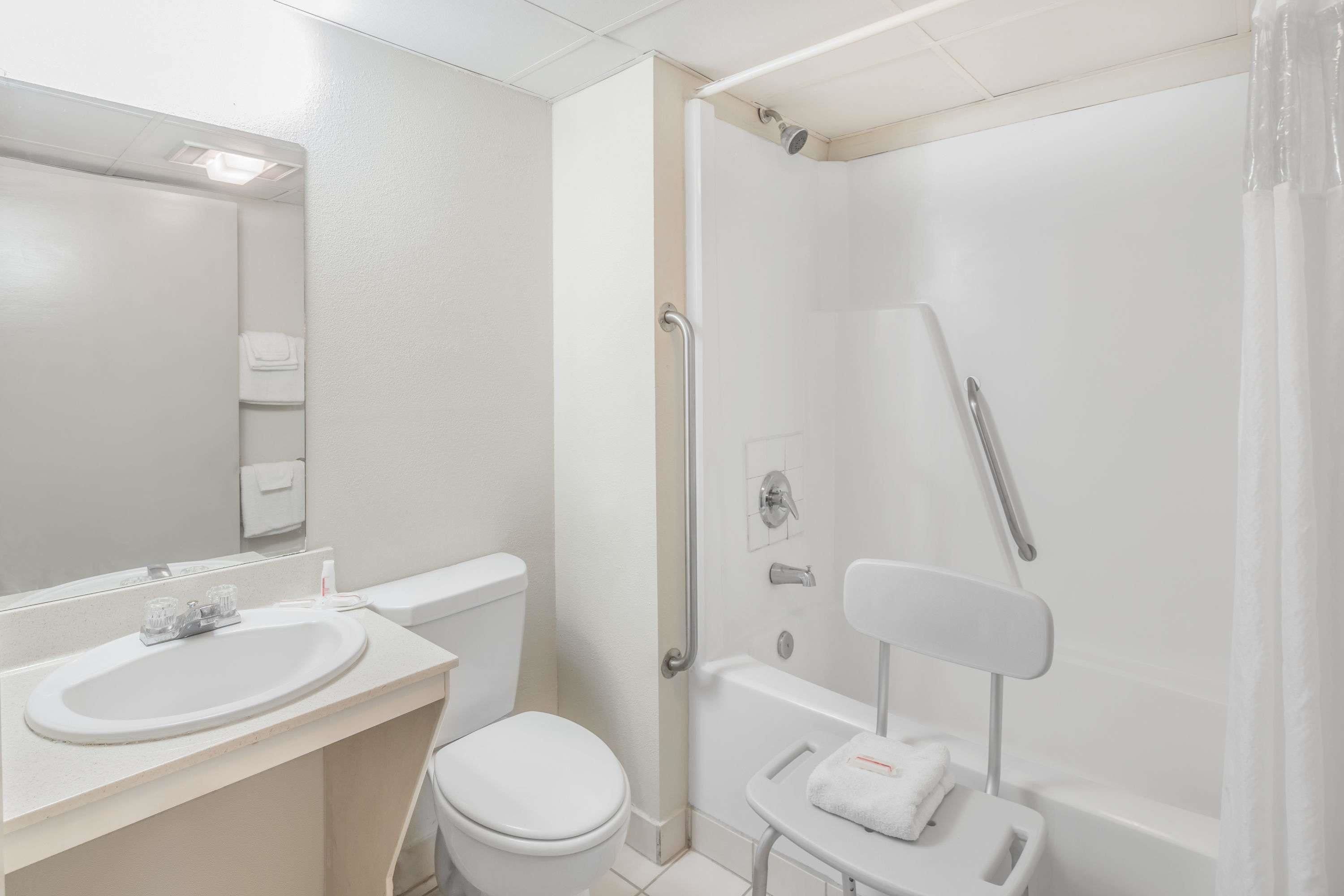 Articles de toilette gratuits, sèche-cheveux, serviettes fournies