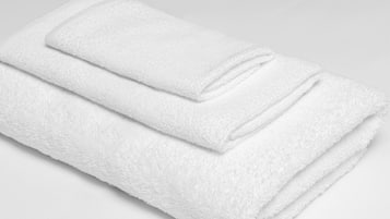 Une serviette blanche soigneusement pliée.