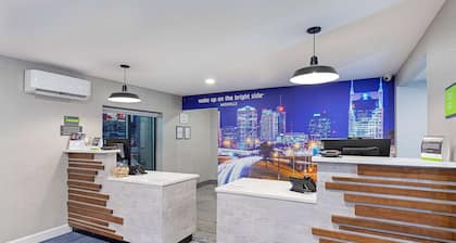 La Quinta Inn & Suites by Wyndham Nashville Airport