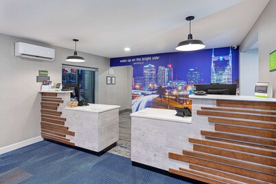 La Quinta Inn & Suites by Wyndham Nashville Airport